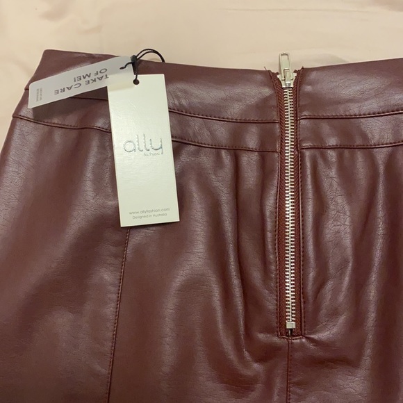 Brand new leather lace up skirt, tag on, size 6 US - Picture 4 of 6